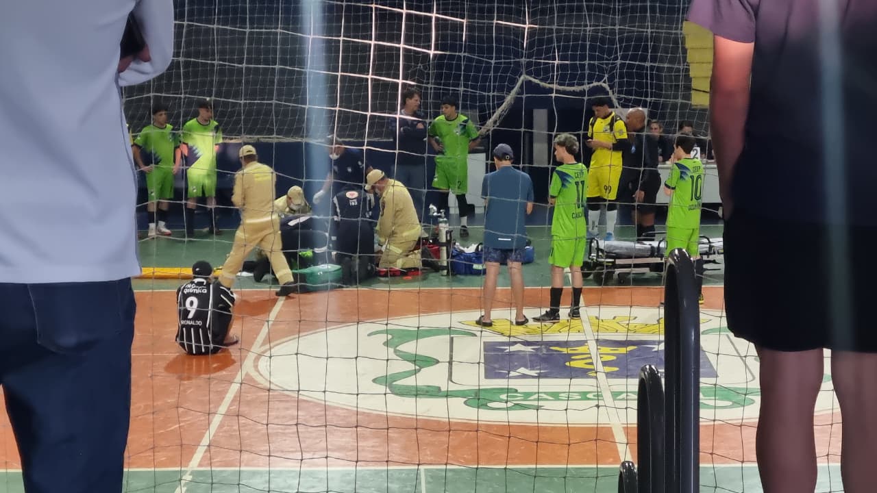 Adolescente sofre parada cardíaca durante partida de futsal e é socorrido em estado grave