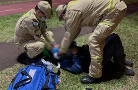 Homem colide moto elétrica contra poste na Avenida Barão do Rio Branco