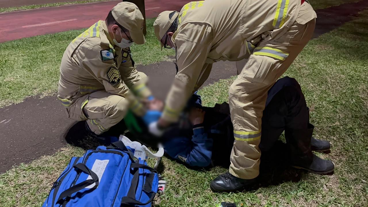 Homem colide moto elétrica contra poste na Avenida Barão do Rio Branco