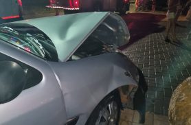 Forte colisão entre dois carros mobiliza equipes do Corpo de Bombeiros no Cascavel Velho