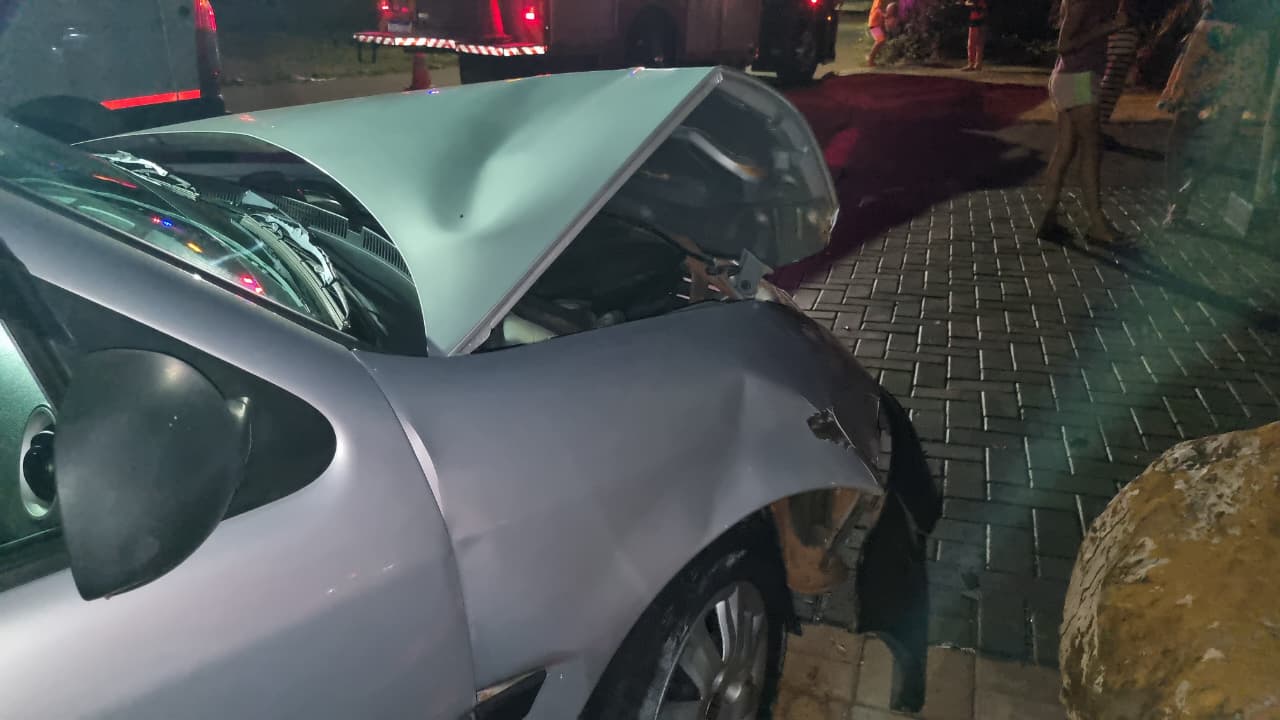 Forte colisão entre dois carros mobiliza equipes do Corpo de Bombeiros no Cascavel Velho