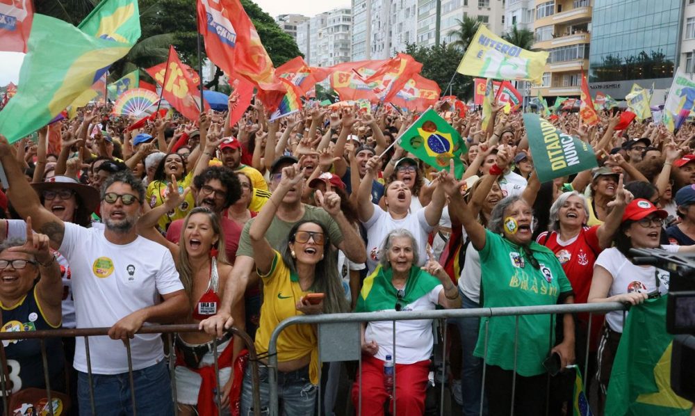 Ato em apoio à democracia e a Lula reúne milhares no Rio e Brasília Imagem referente a Ato em apoio à democracia e a Lula reúne milhares no Rio e Brasília