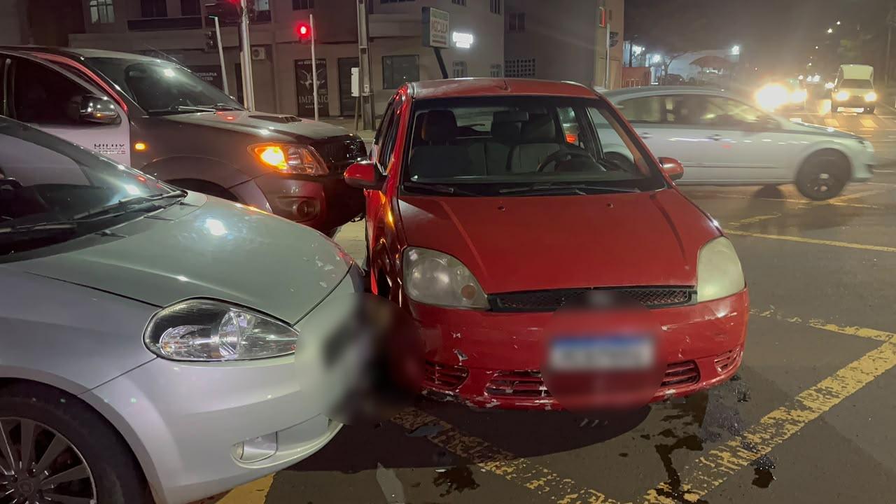 Punto, Hilux e Fiesta se envolvem em acidente na Avenida Carlos Gomes