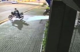 Câmera registra moto de motoboy sendo furtada no Centro