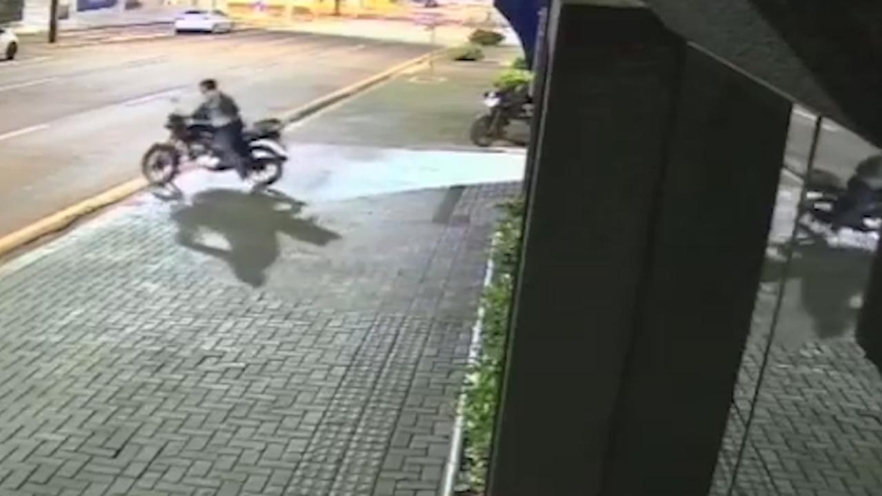 Câmera registra moto de motoboy sendo furtada no Centro