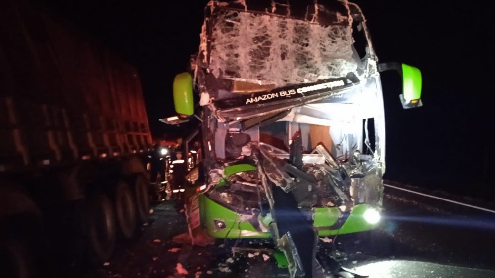 Acidente entre ônibus e caminhão deixa motorista morto e três feridos na BR-376 Imagem referente a Acidente entre ônibus e caminhão deixa motorista morto e três feridos na BR-376