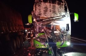 Acidente entre ônibus e caminhão deixa motorista morto e três feridos na BR-376