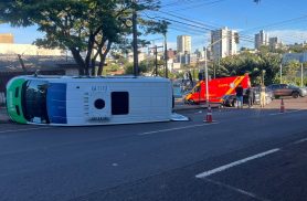 Van da saúde tomba após acidente com Onix no Bairro Parque São Paulo, em Cascavel