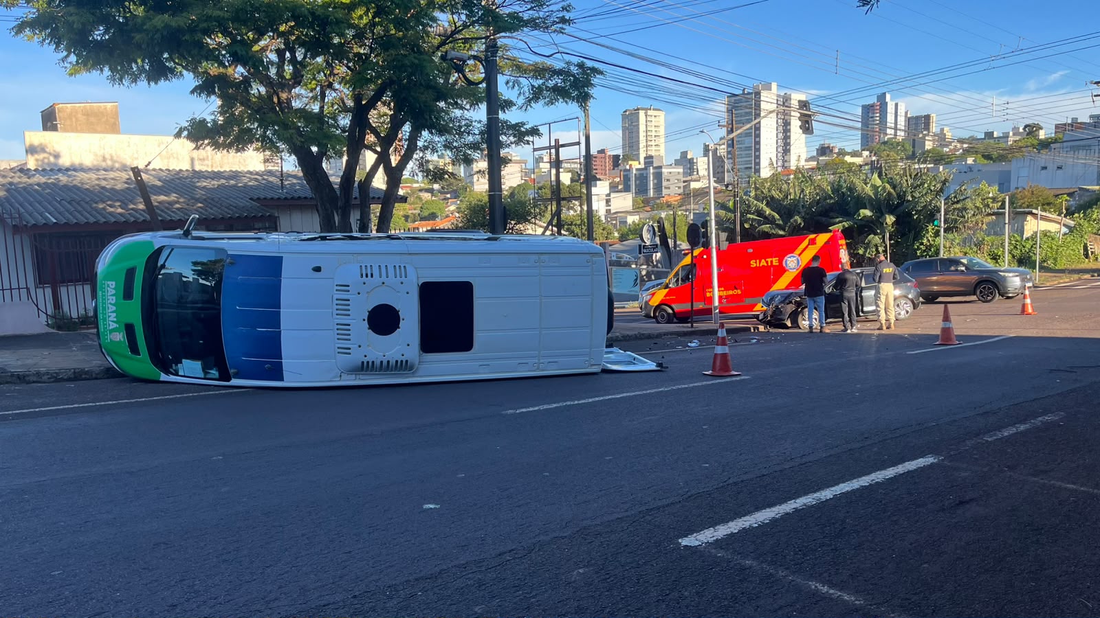 Van da saúde tomba após acidente com Onix no Bairro Parque São Paulo, em Cascavel