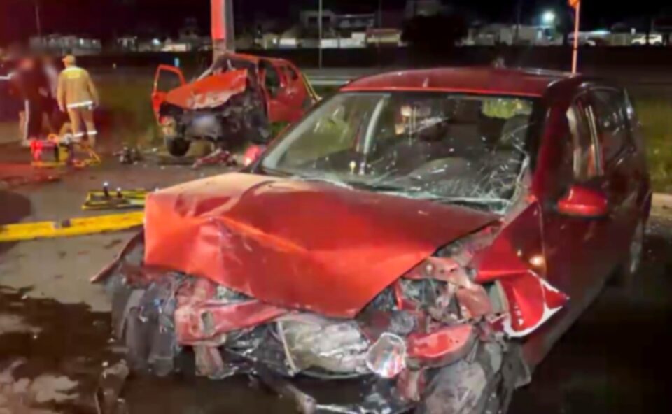 Imagem referente a Colisão frontal entre carros deixa oito feridos na Avenida Juscelino Kubitschek, na CIC em Curitiba