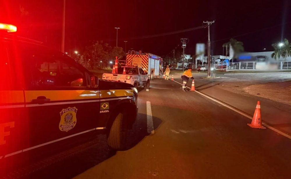 Imagem referente a Motociclista de 29 anos e passageiro morrem em colisão com caminhão na BR-369 