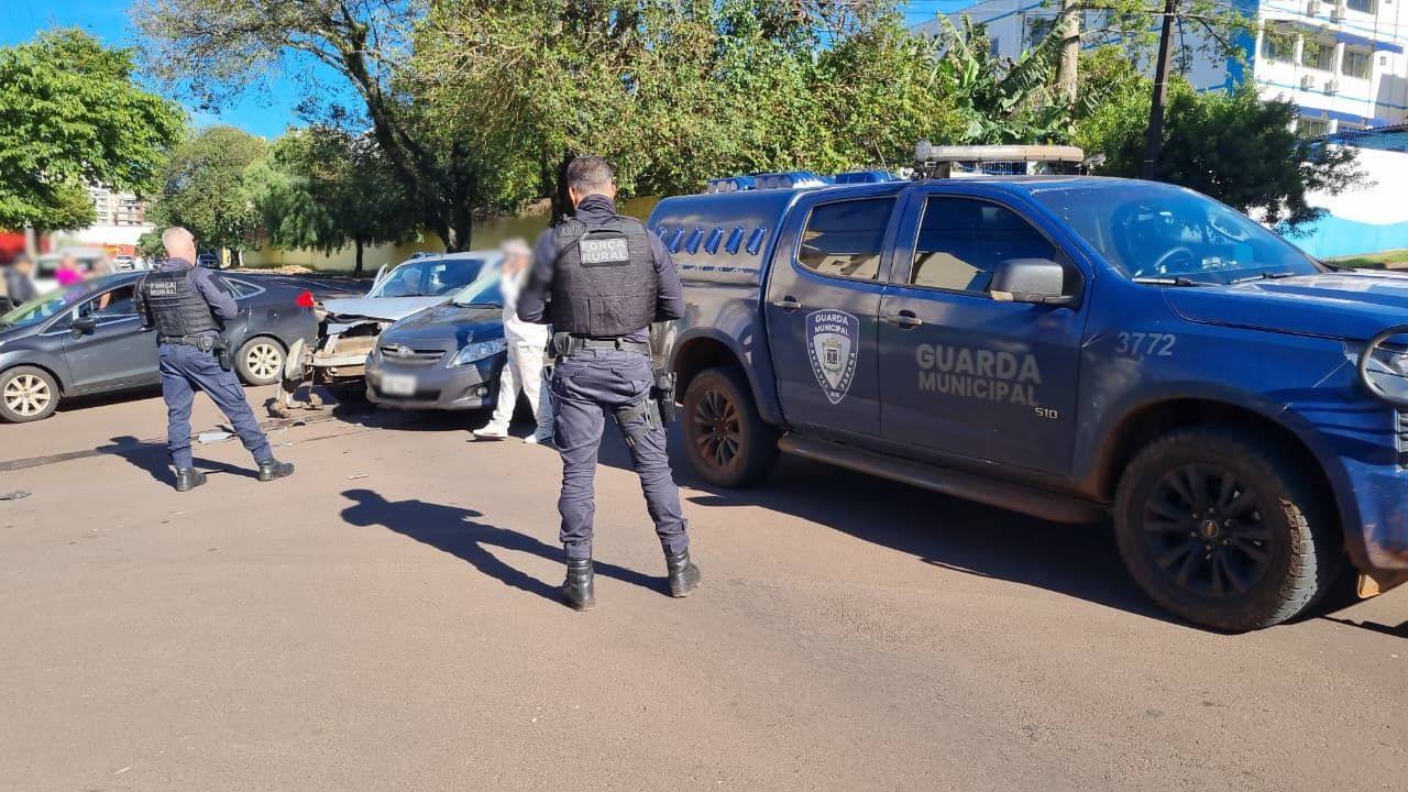 Veículos se envolvem em colisão e deixam vias do Centro parcialmente interditadas