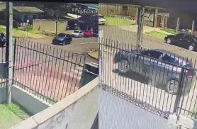 Vídeos: Ao desviar de moto, carro sai da pista e derruba poste no Coqueiral