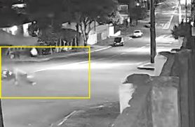 Câmeras flagram suspeito sofrendo grave acidente com moto furtada no Centro de Cascavel
