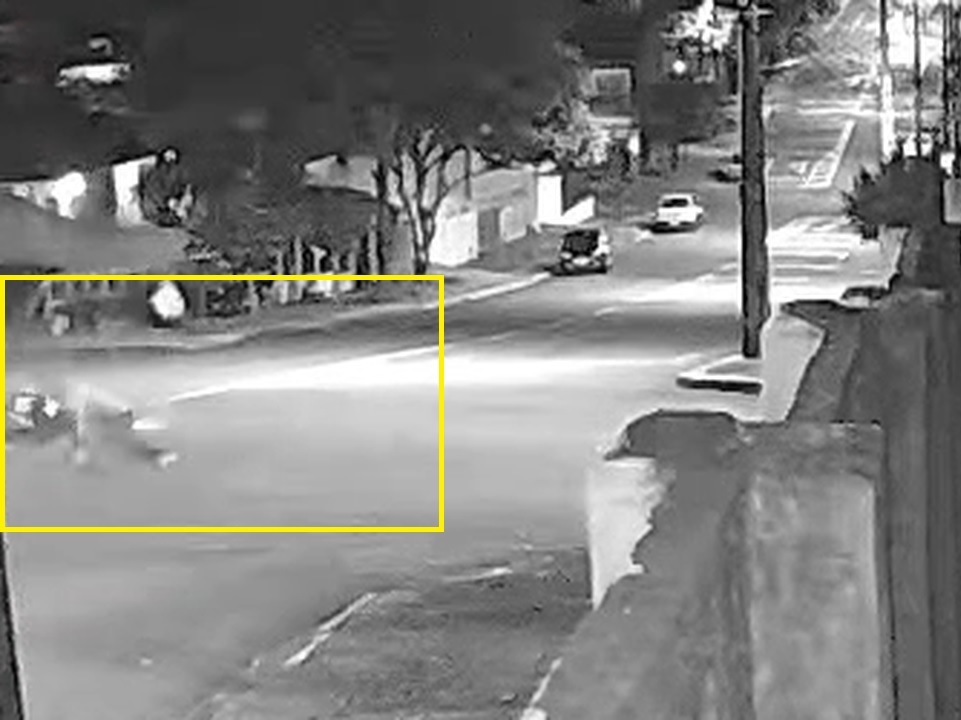 Câmeras flagram suspeito sofrendo grave acidente com moto furtada no Centro de Cascavel