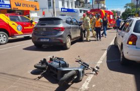 Moto elétrica bate em porta de veículo e vítima é atropelada por carro