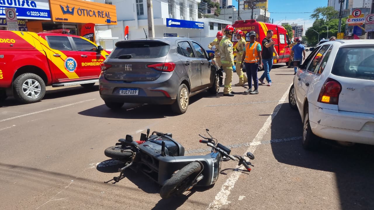 Moto elétrica bate em porta de veículo e vítima é atropelada por carro