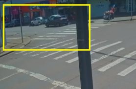 Câmera flagra moto elétrica batendo em porta de veículo e sendo atropelada na Rua Rio Grande do Sul
