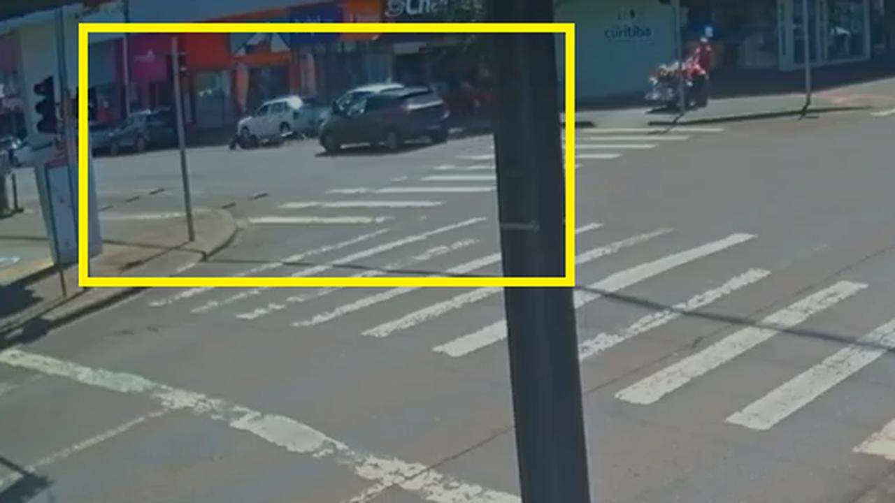 Câmera flagra moto elétrica batendo em porta de veículo e sendo atropelada na Rua Rio Grande do Sul
