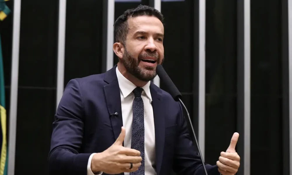 Deputado André Janones é internado com arritmia em São Paulo Imagem referente a Deputado André Janones é internado com arritmia em São Paulo