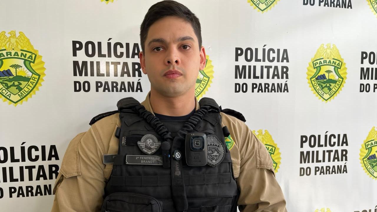 Criança encontrada sozinha no Universitário se agarra à perna de policial e recusa colo da mãe