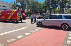 Ciclista de 77 anos fica ferido após colisão com Carnival na Avenida Brasil