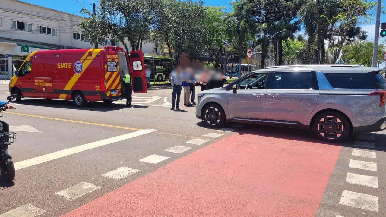 Ciclista de 77 anos fica ferido após colisão com Carnival na Avenida Brasil