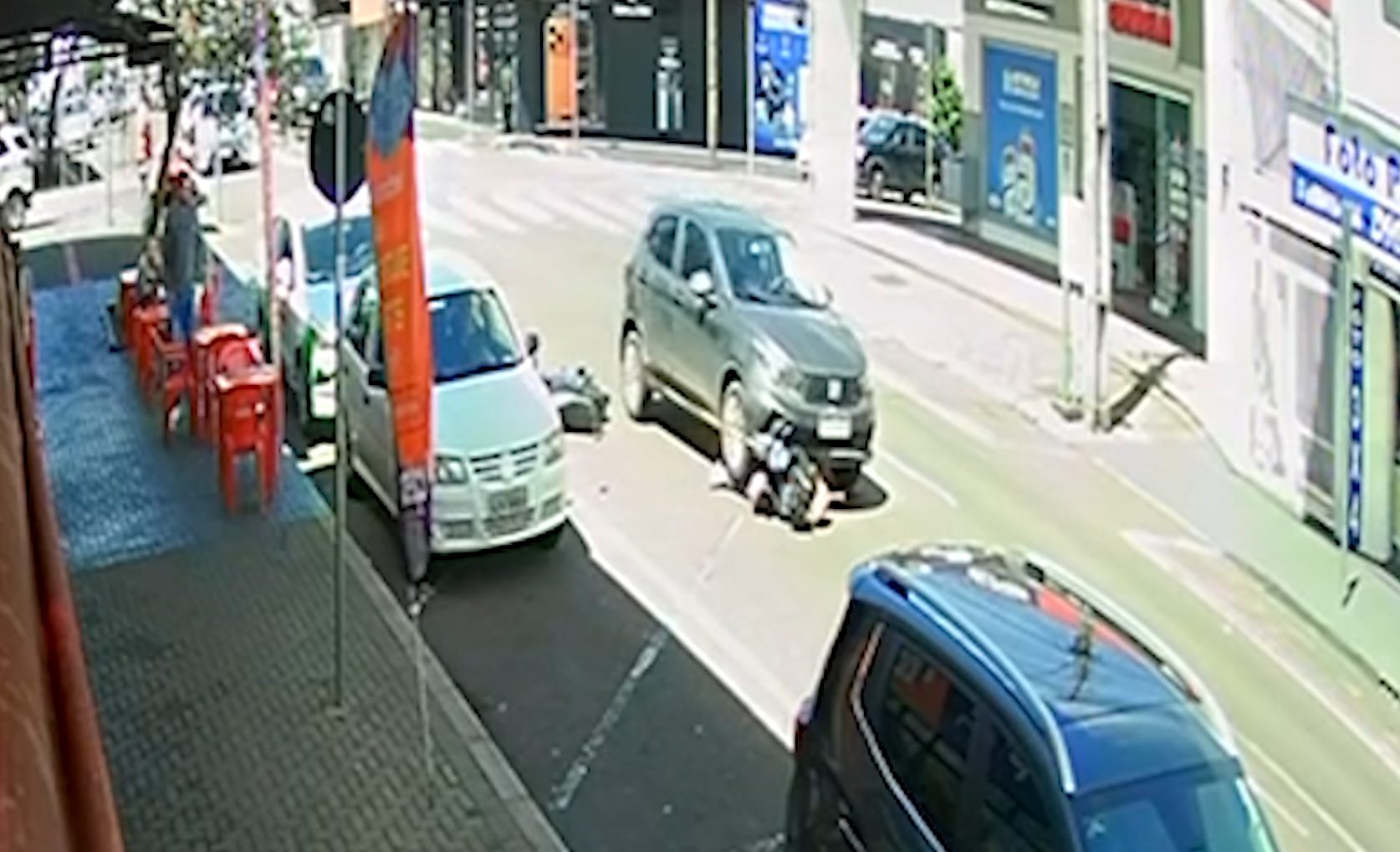 Vídeo mostra momento em que vítima cai no asfalto e é atropelada por carro