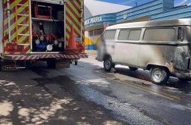 Incêndio em Kombi mobiliza Bombeiros no Centro