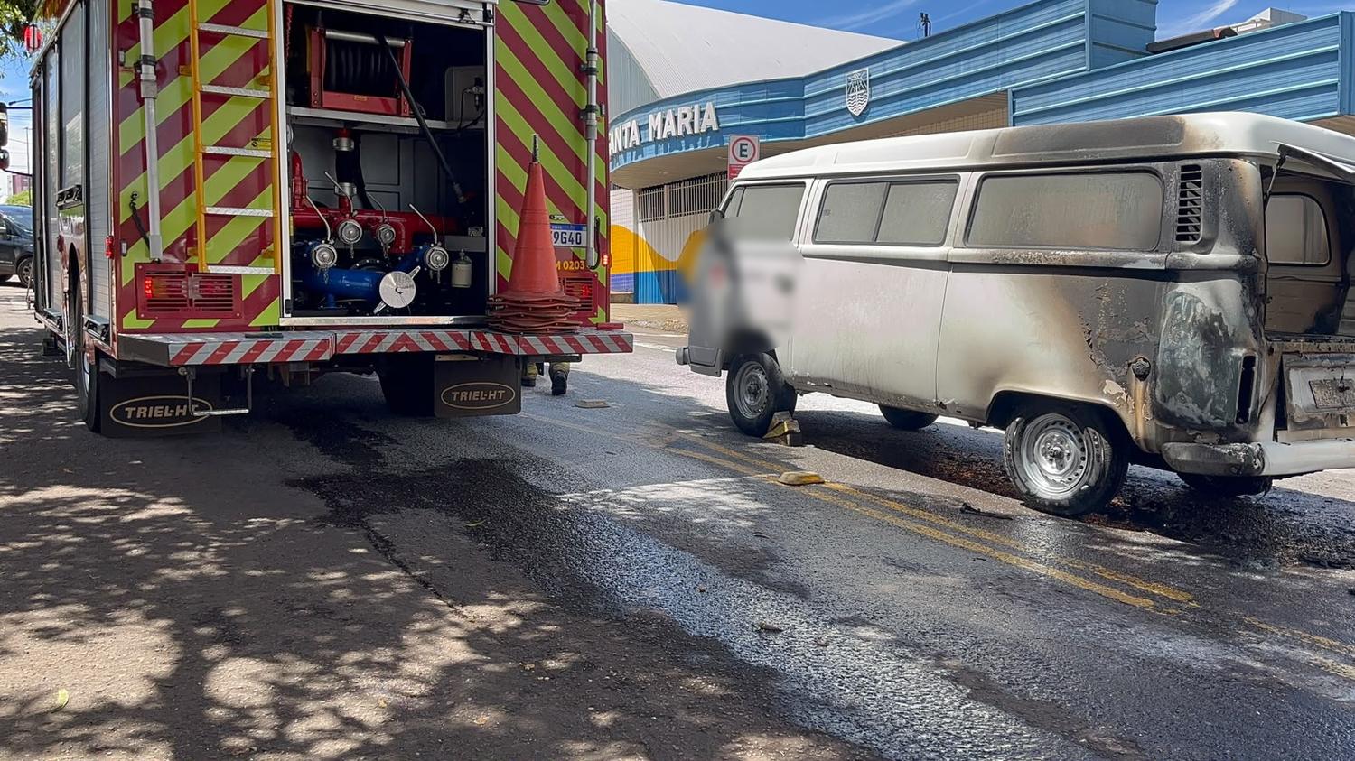 Incêndio em Kombi mobiliza Bombeiros no Centro