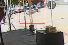 Câmera registra pancada entre bicicleta e caminhonete no Centro de Cascavel