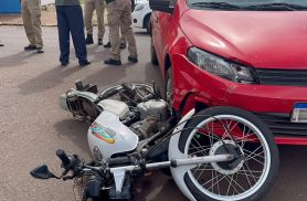 Acidente entre carro e moto deixa jovem ferido no bairro Santa Cruz em Cascavel
