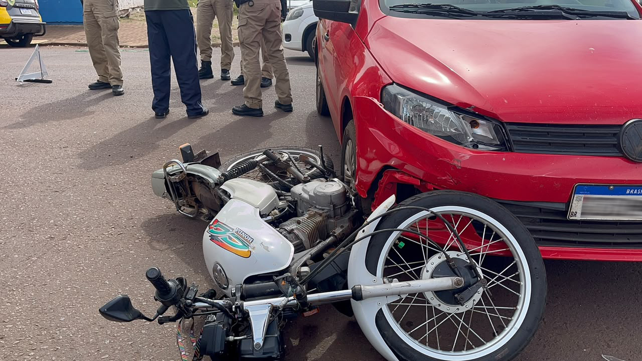 Acidente entre carro e moto deixa jovem ferido no bairro Santa Cruz em Cascavel