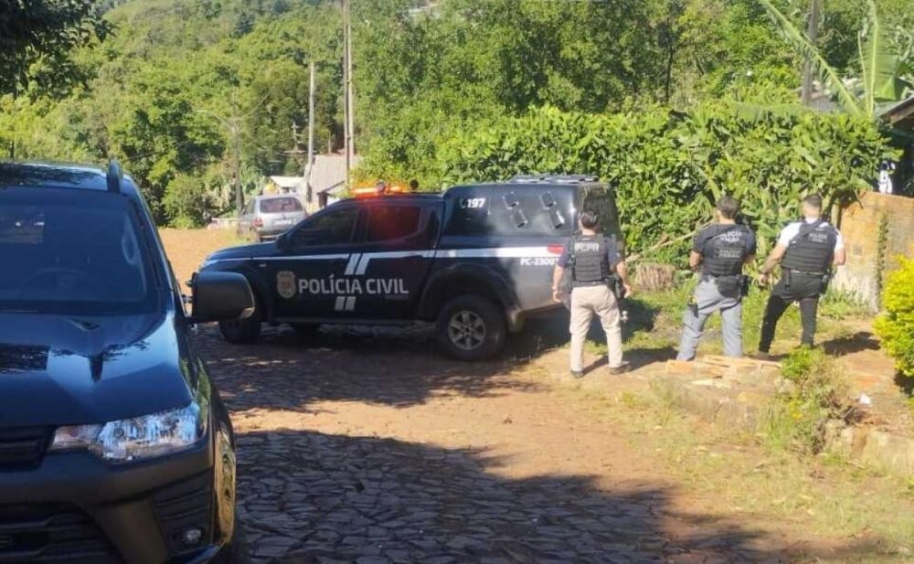 Mãe e padrasto são presos suspeitos de estupro de vulnerável em Quedas do Iguaçu Imagem referente a Mãe e padrasto são presos suspeitos de estupro de vulnerável em Quedas do Iguaçu