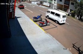 Câmera registra Kombi em chamas após curva no Centro de Cascavel