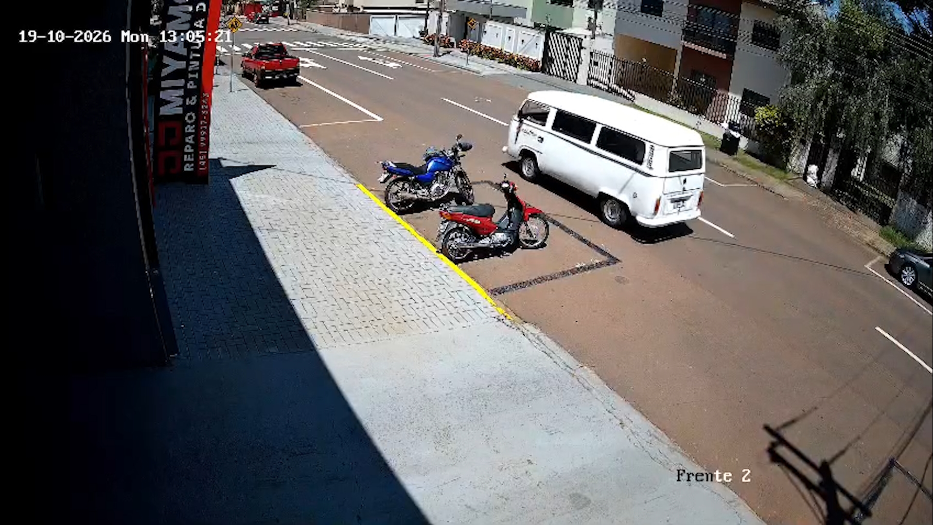 Câmera registra Kombi em chamas após curva no Centro de Cascavel