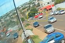 Câmera registra acidente entre carro e moto no bairro Santa Cruz em Cascavel