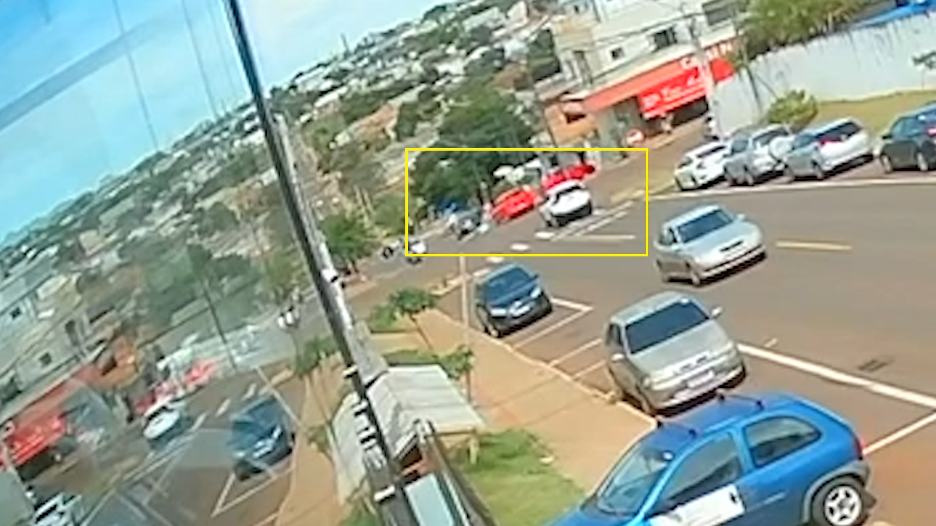 Câmera registra acidente entre carro e moto no bairro Santa Cruz em Cascavel