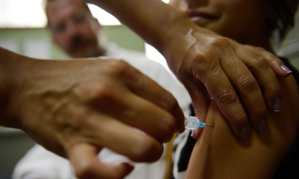 Consultas por lesões pré-cancerígenas caem após vacina contra HPV Imagem referente a Consultas por lesões pré-cancerígenas caem após vacina contra HPV