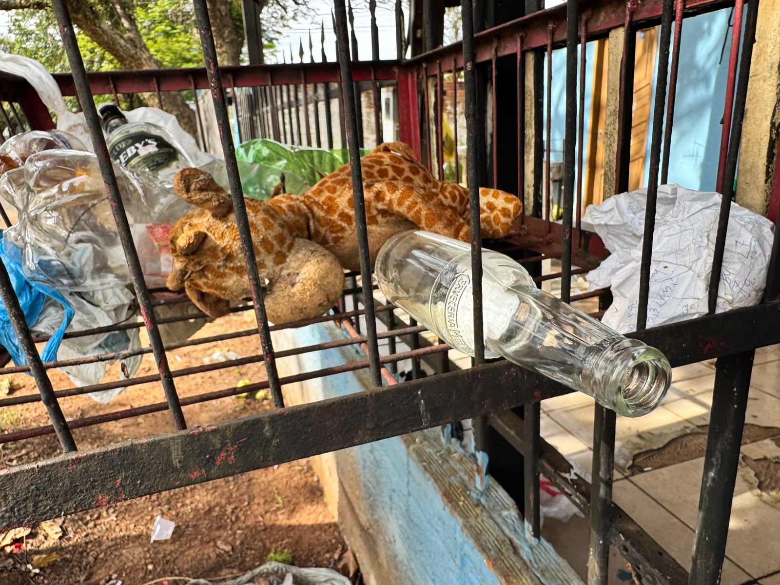 Garrafas de cerveja e brinquedos no lixo expõem realidade de menino encontrado sozinho em Cascavel