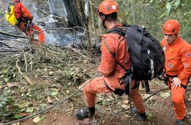 Justiça bloqueia bens de empresa por queda de helicóptero, no Rio