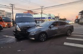 Colisão entre van e Nissan provoca lentidão no trânsito na região central de Cascavel