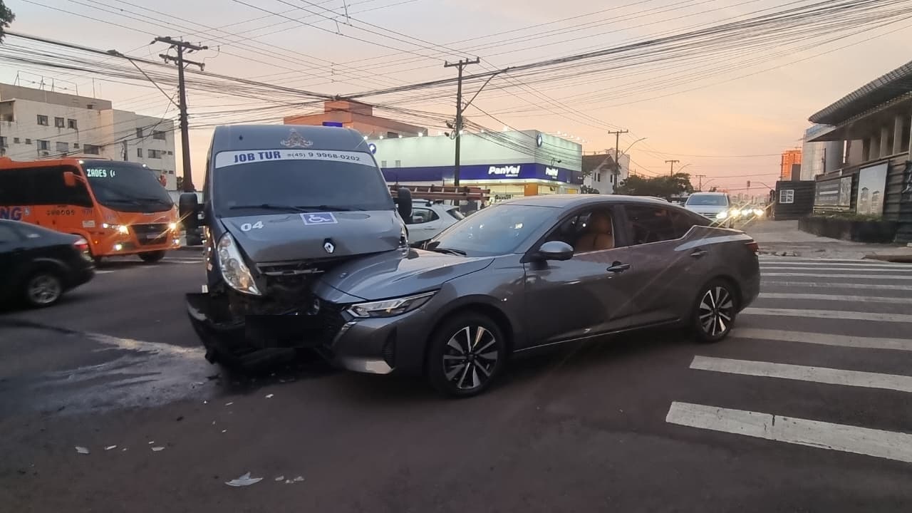 Colisão entre van e Nissan provoca lentidão no trânsito na região central de Cascavel