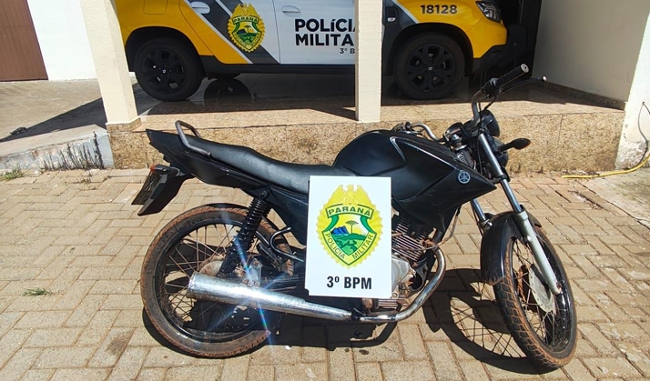 Polícia apreende moto sem retrovisores, sem CNH e com documentos vencidos desde 2017 Imagem referente a Polícia apreende moto sem retrovisores, sem CNH e com documentos vencidos desde 2017