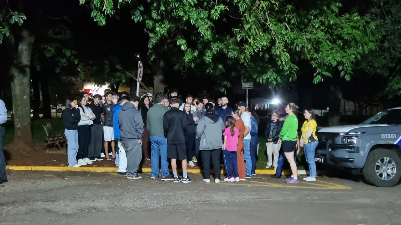 Em meio à angústia e à esperança, amigos oram por adolescente que sofreu parada cardíaca em Cascavel