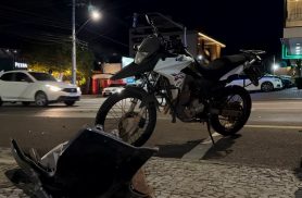 Acidente envolve moto e carro no cruzamento da Rua Recife com a Marechal, em Cascavel