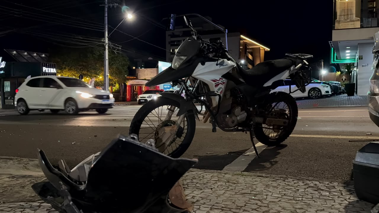 Acidente envolve moto e carro no cruzamento da Rua Recife com a Marechal, em Cascavel