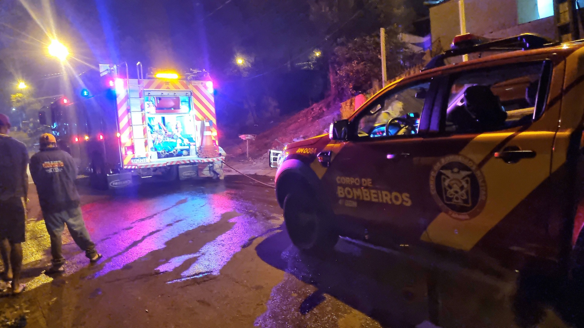 Incêndio atinge residência em reforma no bairro 14 de Novembro, em Cascavel
