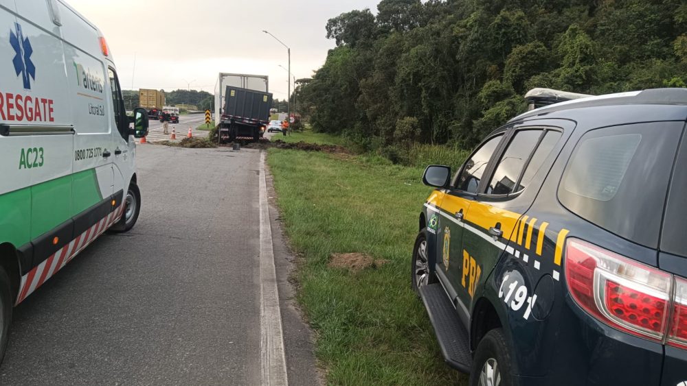 Imagem referente a Motorista de 45 anos morre após caminhão submergir em área alagada na BR-116
