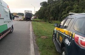 Motorista de 45 anos morre após caminhão submergir em área alagada na BR-116